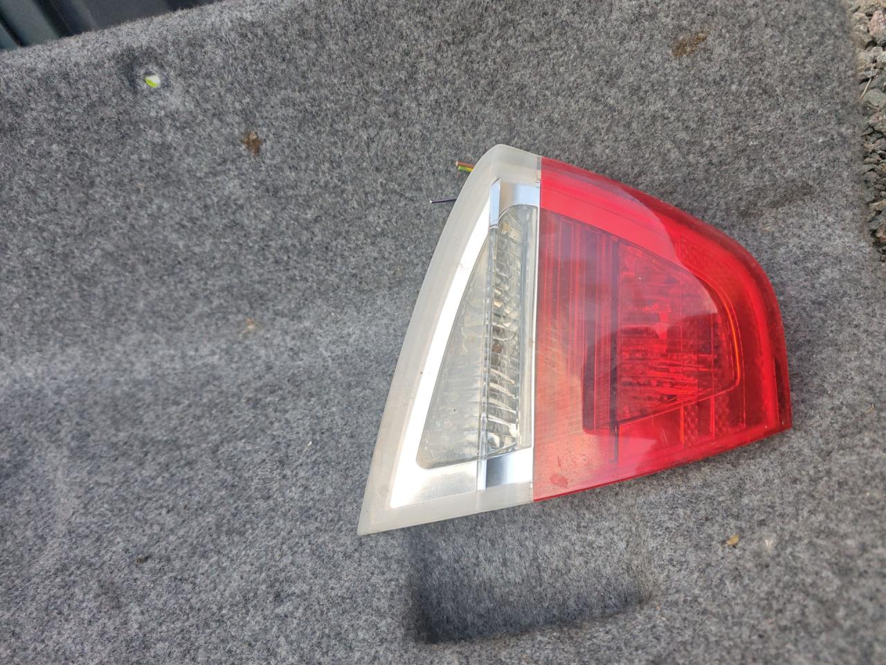 фонарь крышки багажника левый BMW 3 серия E90/E91/E92/E93 E90 2004, 2.0 л., дизель, 6МКПП, синий, седан, задний привод - фото №1