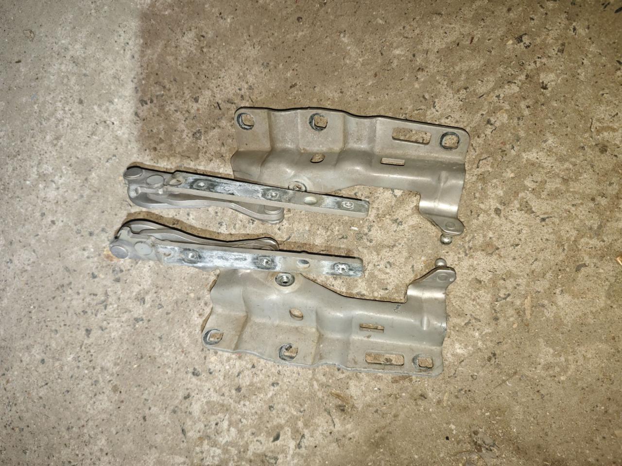 петля капота Mercedes-Benz C-Класс W203/S203/CL203 CL203 2002, 1.8 л., бензин, МКПП, серебристый металлик, хетчбэк 3 дв., задний привод - фото №1