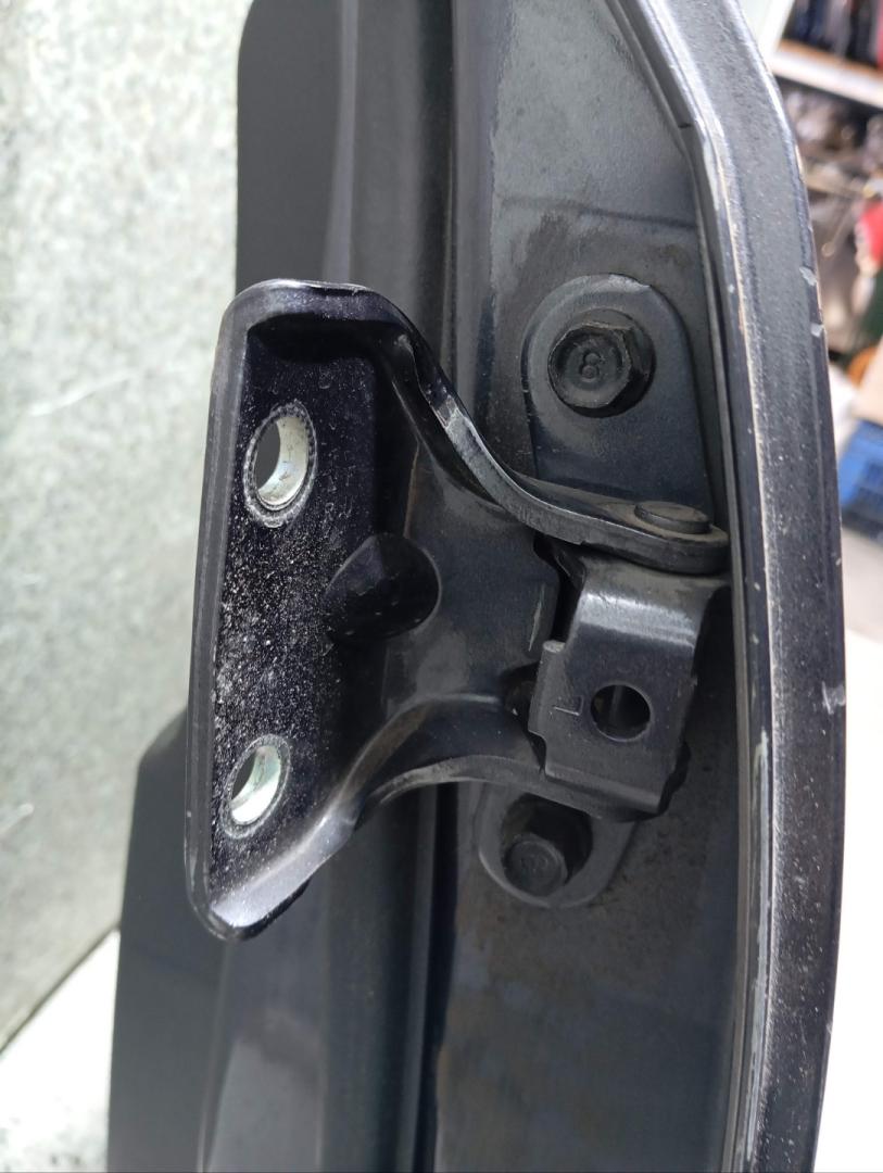 петля двери Kia Sportage 3 поколение (2010 - 2014) - фото №1