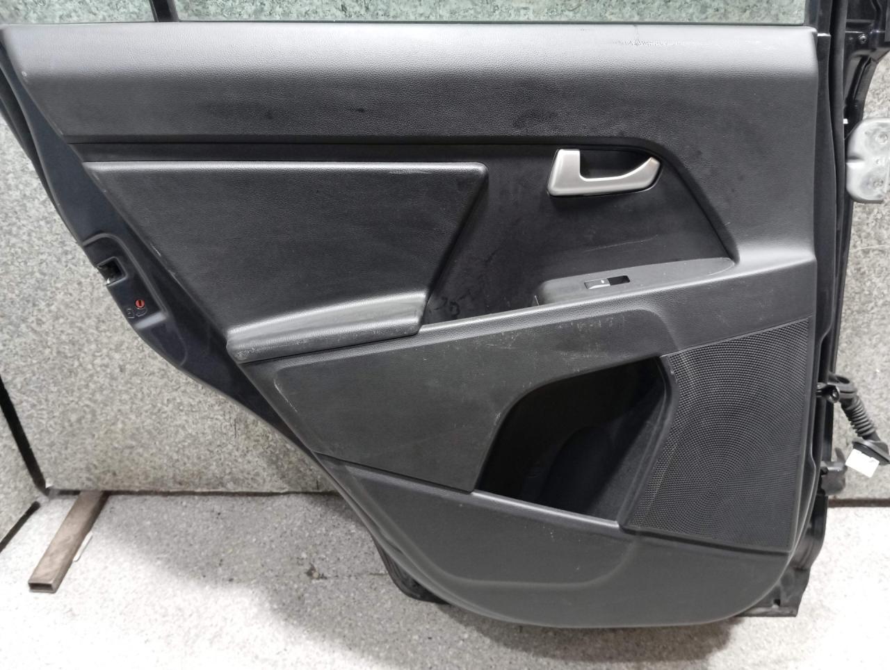 обшивка двери задняя левая Kia Sportage 3 поколение (2010 - 2014) - фото №1