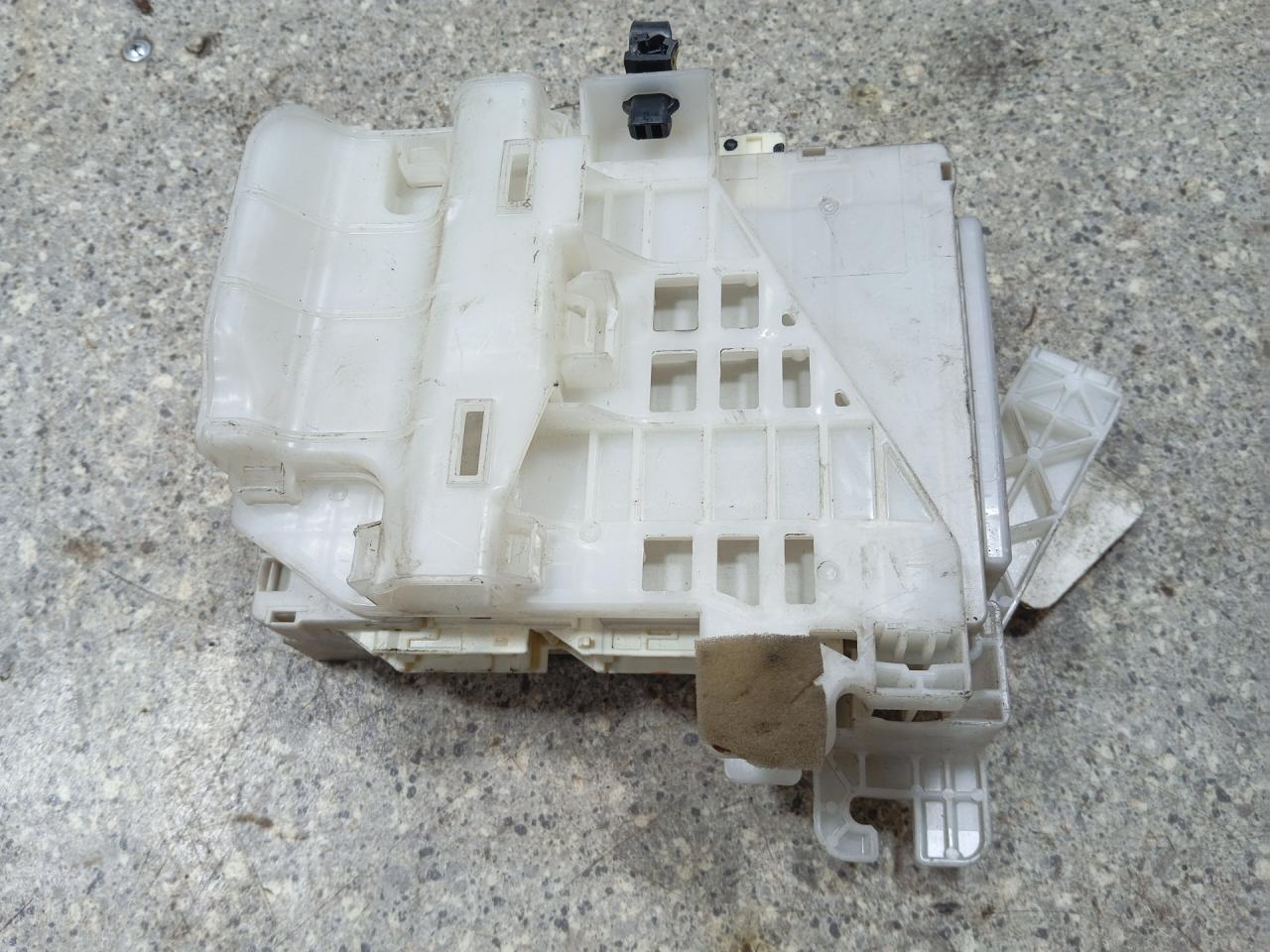 блок предохранителей Toyota Prius 3 поколение (2009 - 2011), 1.8 л., бензин, 89221-47140, 82730-47450-A - фото №1