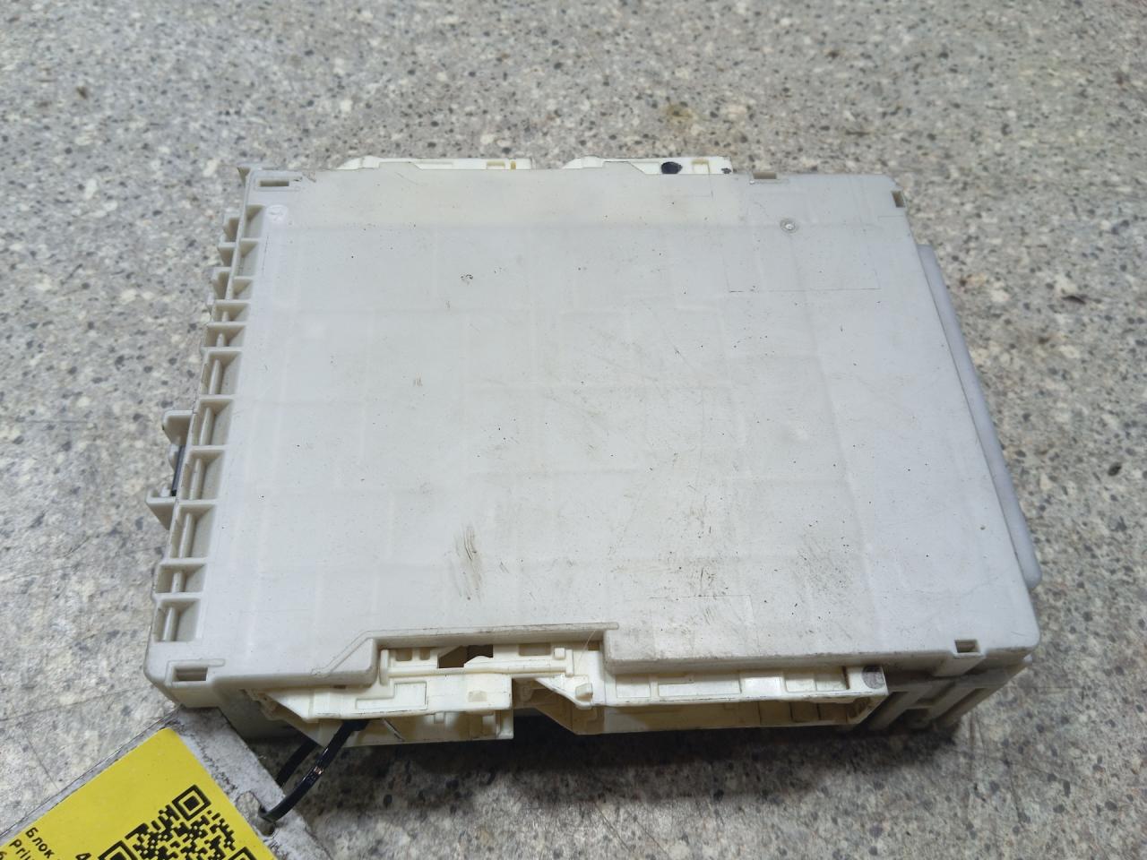 блок предохранителей Toyota Prius 3 поколение (2009 - 2011), 1.8 л., бензин, 89221-47110, 82730-47451 - фото №1