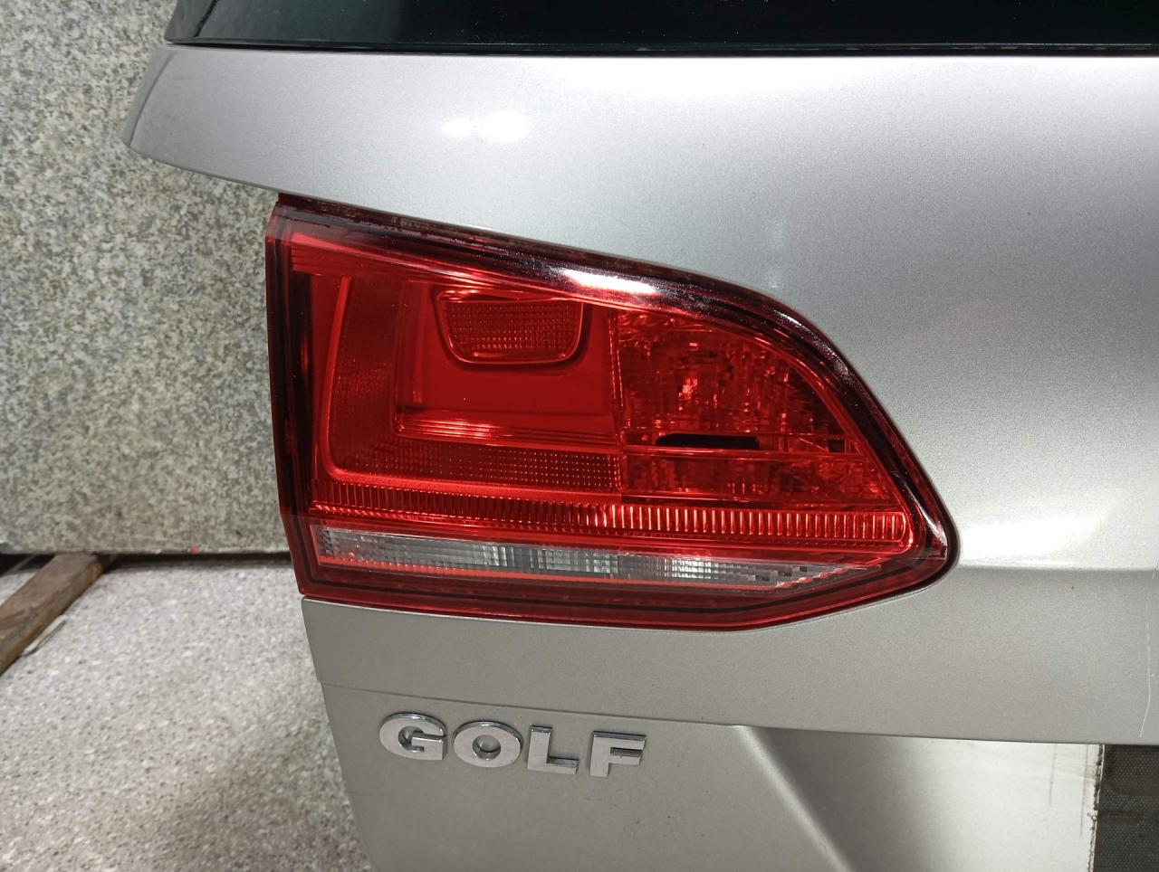 фонарь крышки багажника левый Volkswagen Golf 7 поколение (2012 - 2017), универсал - фото №1