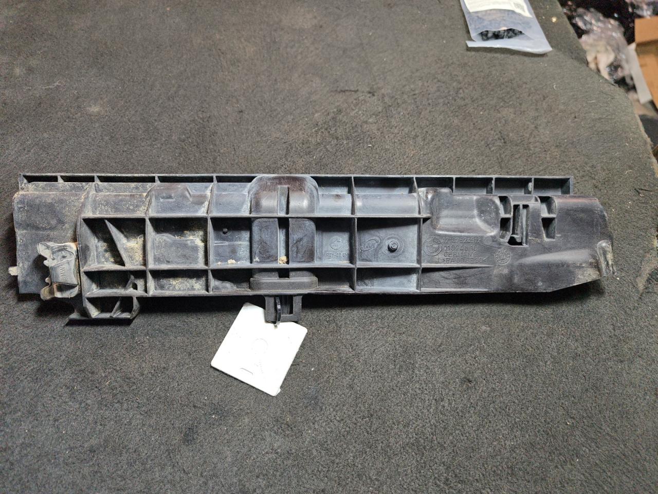 кронштейн радиатора BMW X1 E84 (2009 - 2012), 2.0 л., дизель, АКПП, задний привод, 17107524912 - фото №1