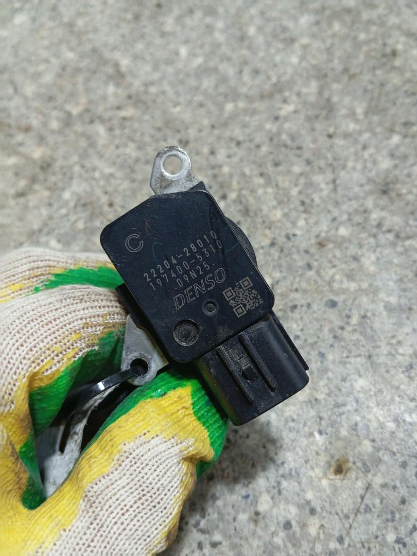 расходомер воздуха Toyota Prius 3 поколение (2009 - 2011), 1.8 л., бензин, 22204-28010, 197400-5310 - фото №1