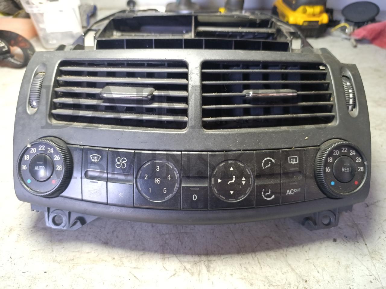 дефлектор обдува салона Mercedes-Benz E-Класс W211/S211 2004, A2118301854 - фото №1