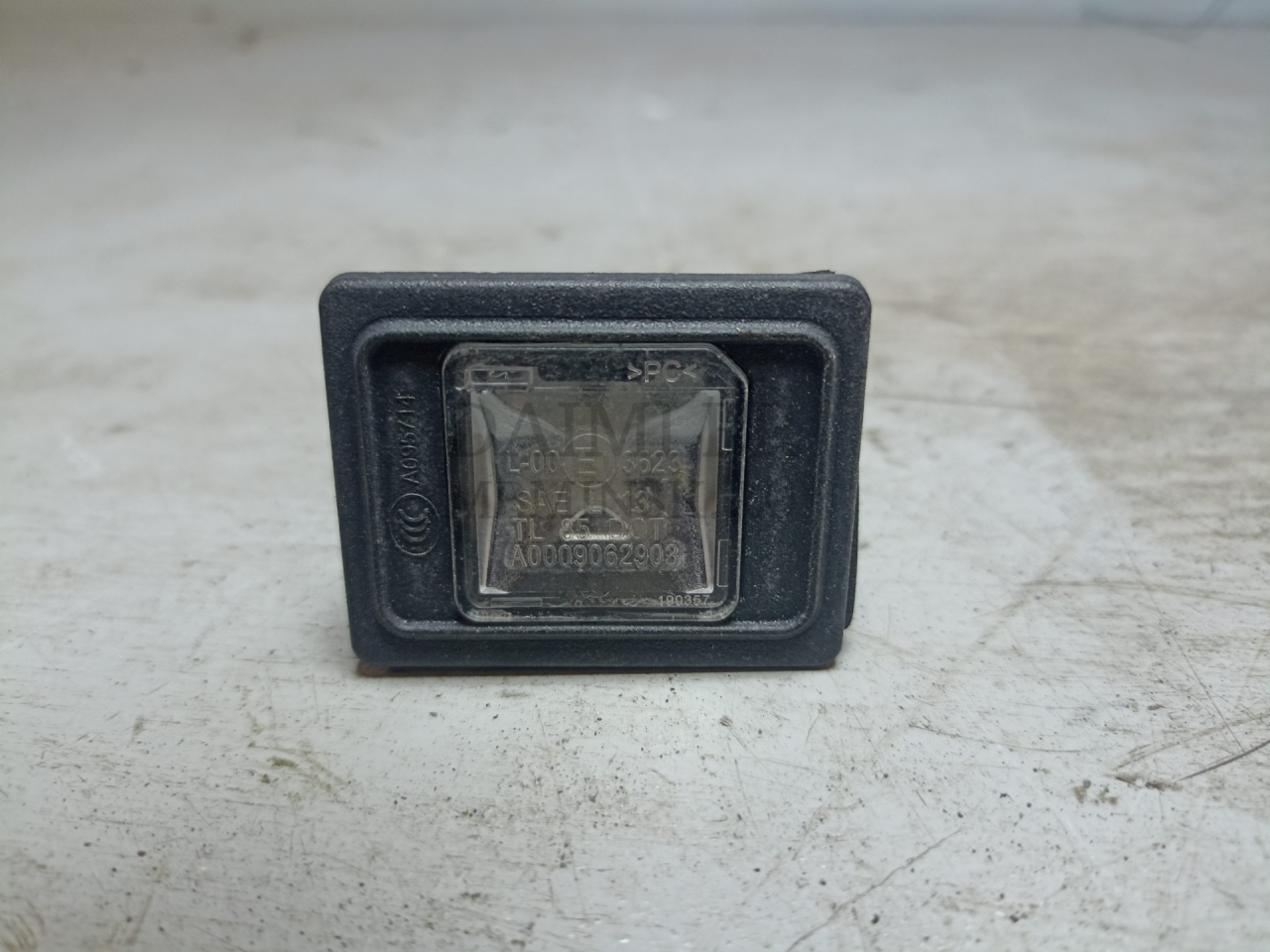 подсветка номера Mercedes-Benz GLS-Класс X166 2018, 3.0 л., OM 642.826, дизель, АКПП, синий, внедорожник 5 дв., полный привод, правый руль, A0009062903 - фото №1