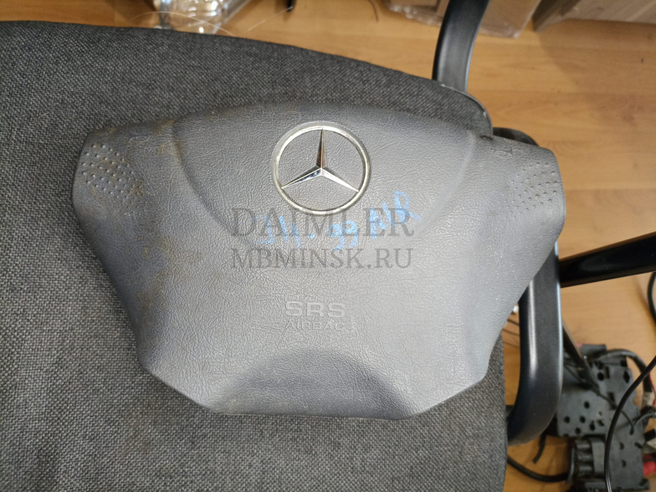 подушка безопасности водителя Mercedes-Benz Vito W638 1999, 2.3 л., OM 601.942, дизель, микроавтобус - фото №1