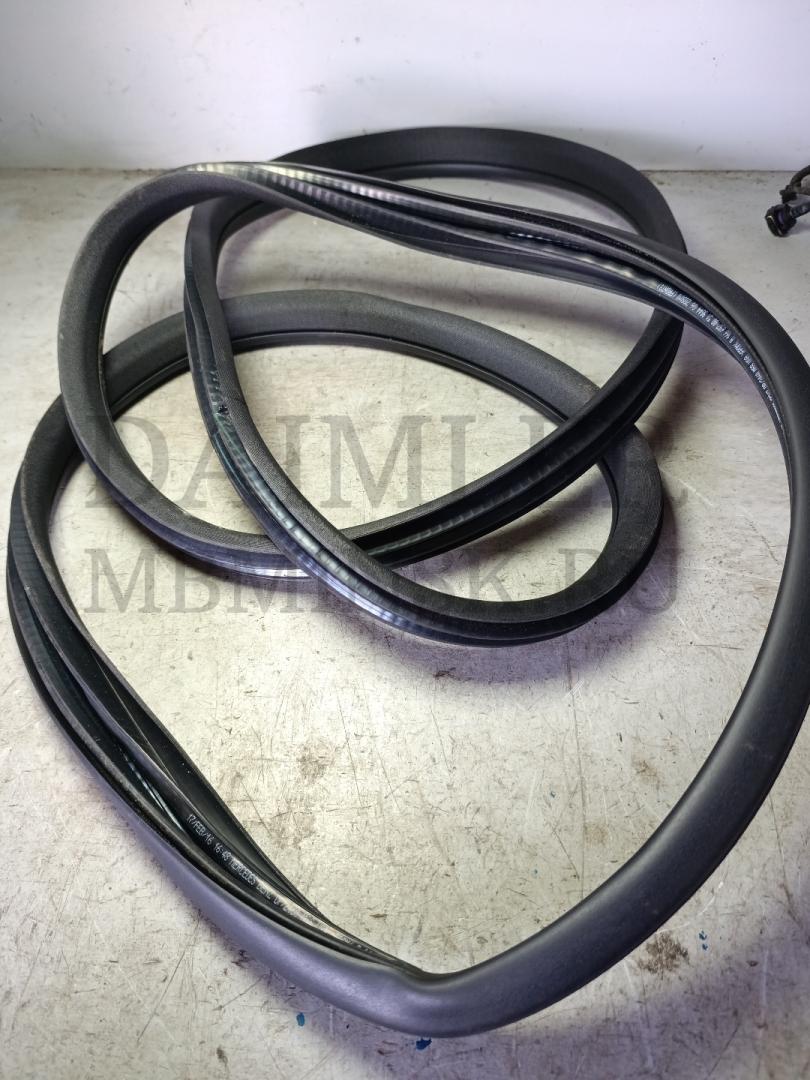 уплотнитель двери Mercedes-Benz GLE W166 2016, 3.0 л., OM 642.826, дизель, АКПП, A1666970051 - фото №1