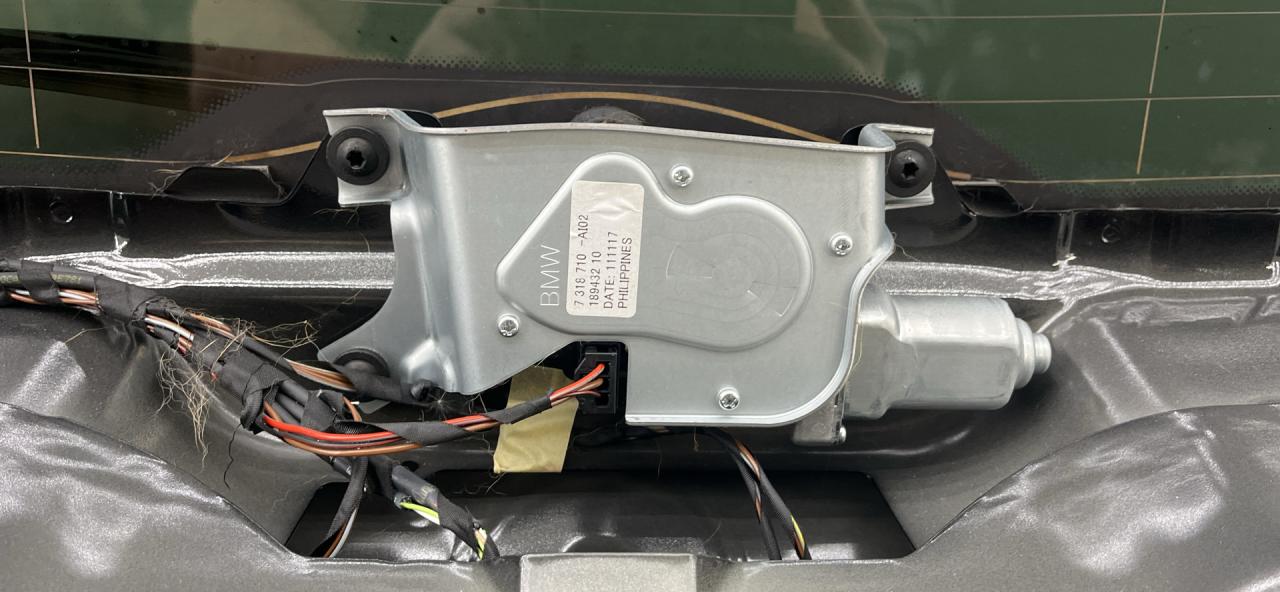 моторчик заднего стеклоочистителя (дворника) BMW X5 F15 2018, 3.0 л., N57 D30 B, дизель, АКПП, black sapphire metallic (475), внедорожник 5 дв., полный привод, правый руль, 61627318710, 7318710 - фото №1
