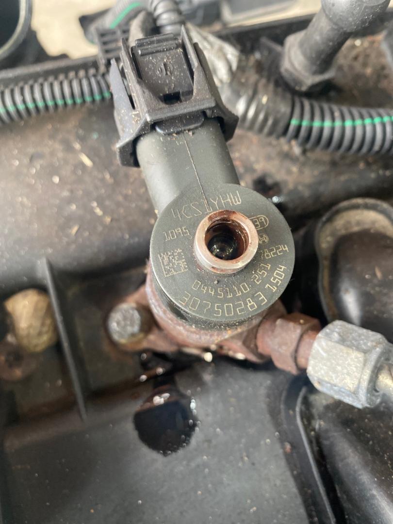 форсунка Volvo C30 1 поколение 2007, 2.4 л., D 5244 T8, дизель, АКПП, 30750283, 0445110251 - фото №1