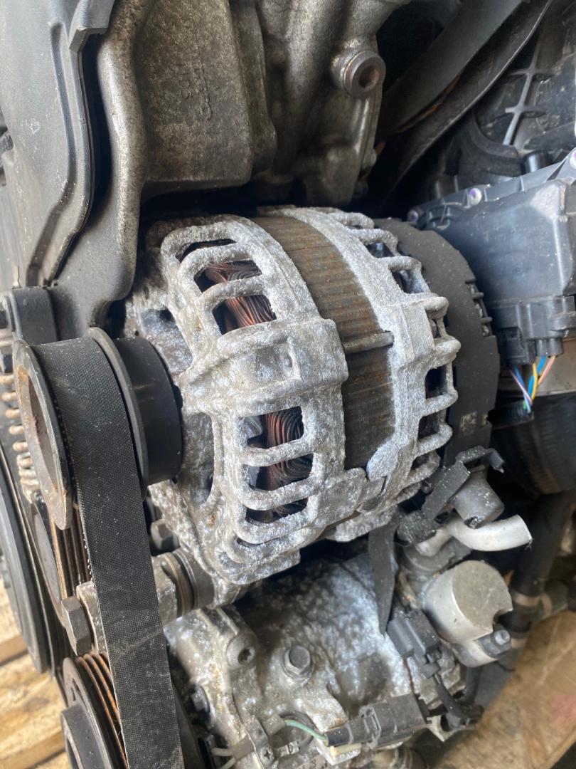 генератор Volvo V40 2 поколение 2015, 2.0 л., D 4204 T9, дизель, МКПП - фото №1