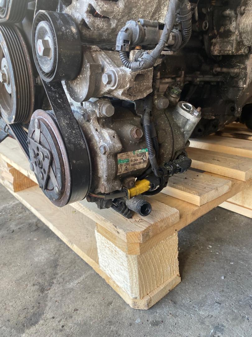 компрессор кондиционера Peugeot 3008 1 поколение 2012, 1.6 л., 9HR (DV6C), дизель, МКПП, 9800839580 - фото №1