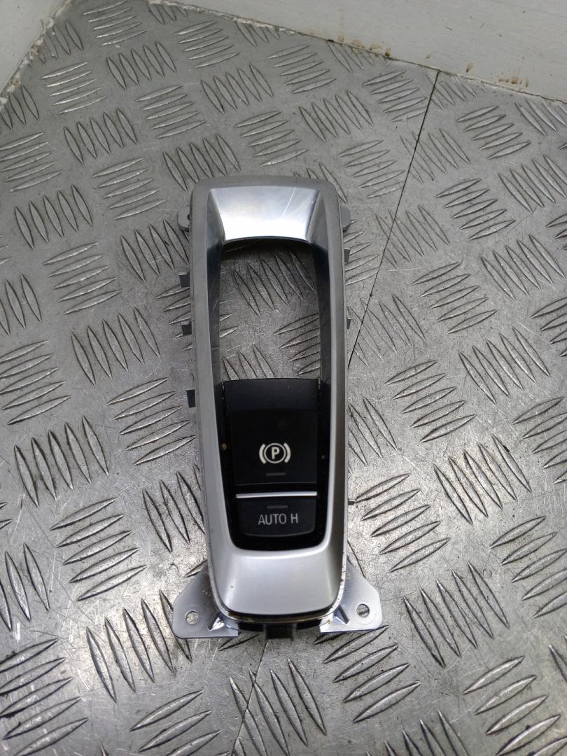 кнопка ручного тормоза (ручника) BMW X5 F15 2018, 3.0 л., N57 D30 B, дизель, АКПП, black sapphire metallic (475), внедорожник 5 дв., полный привод, правый руль, 61316822520, 6822520 - фото №1