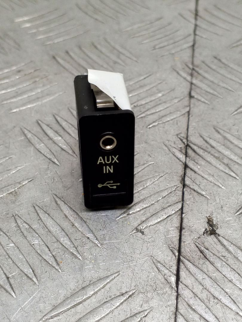 разъем AUX / USB BMW 5 серия F07/F10/F11 2011, 3.0 л., N57 D30 A, дизель, АКПП, sophistog brillan metallic (a90), универсал, задний привод, правый руль, 61319129651 - фото №1