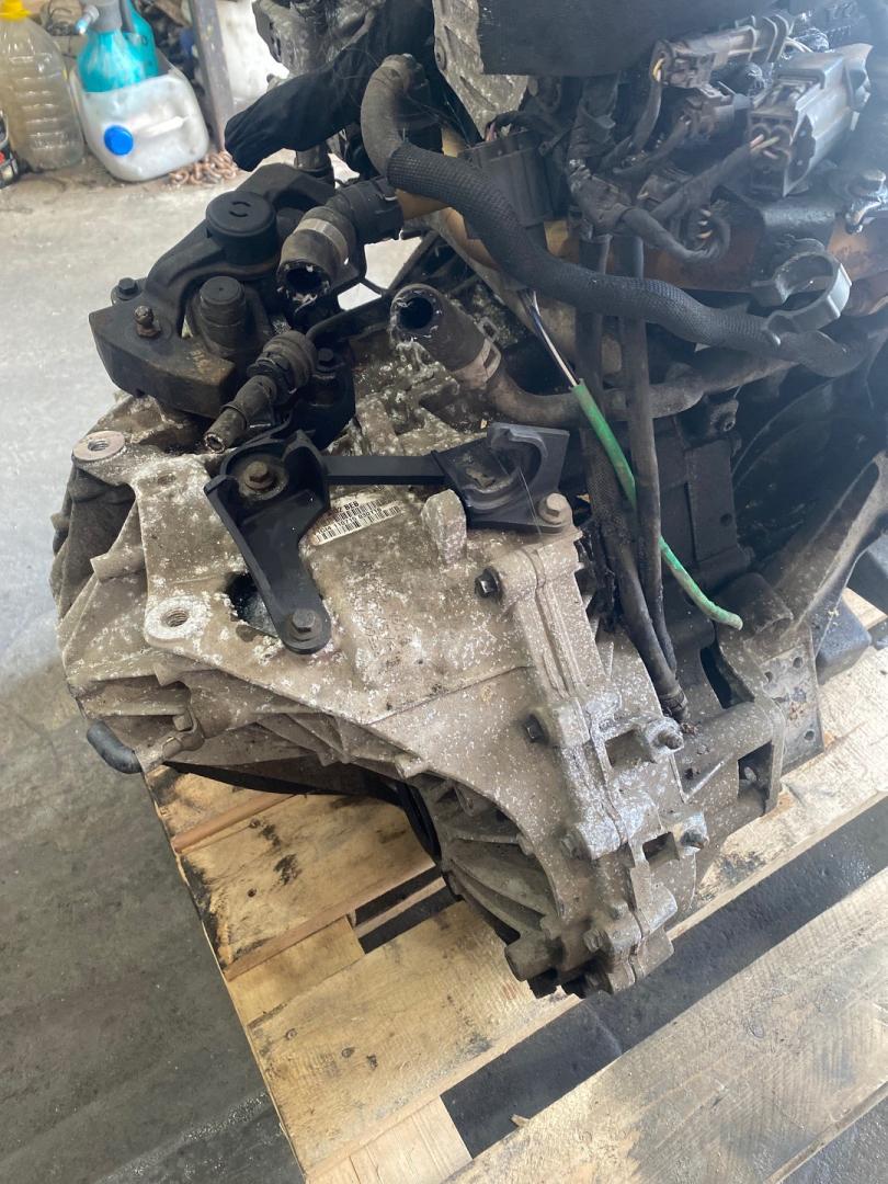 КПП механическая (МКПП) Volvo V40 2 поколение 2015, 2.0 л., D 4204 T9, дизель, МКПП, GU1R7002BEB - фото №1