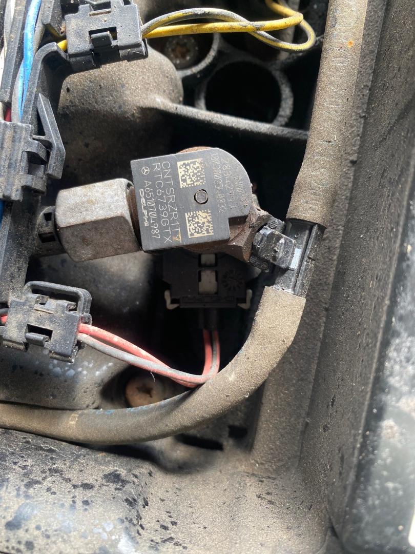 форсунка Mercedes-Benz Sprinter 2 поколение (W906) 2013, 2.2 л., дизель, МКПП, A6510704987 - фото №1