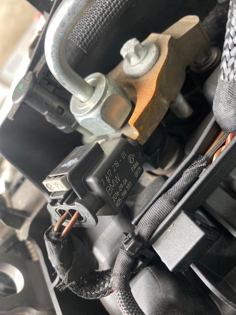 форсунка BMW 7 серия G11/G12 G11 2018, 3.0 л., B57 D30 A, дизель, АКПП, singapore grau metallic (b41), седан, полный привод, правый руль, 7617218 - фото №1