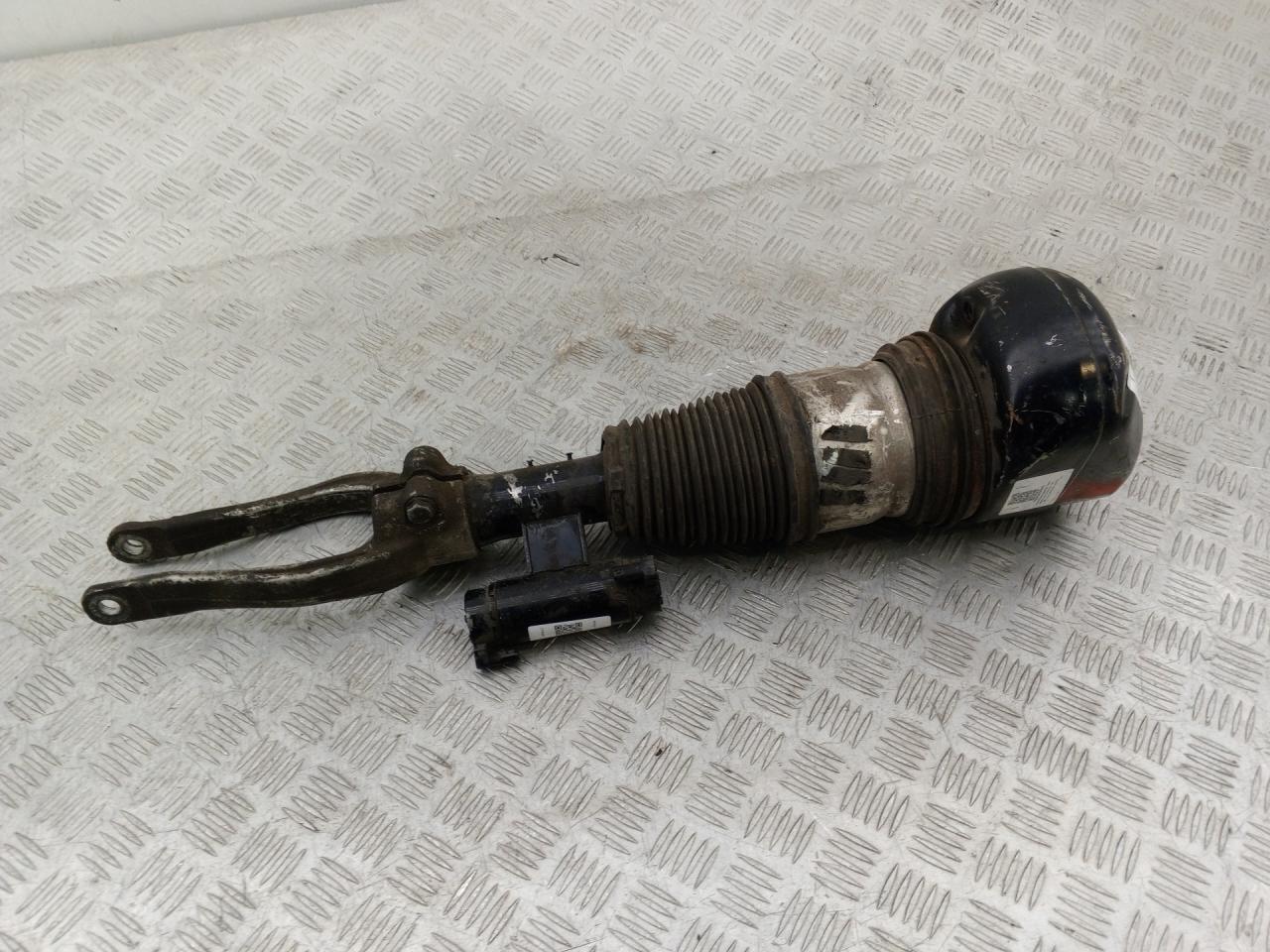 пневмостойка передняя BMW 7 серия G11/G12 G11 2018, 3.0 л., B57 D30 A, дизель, АКПП, singapore grau metallic (b41), седан, полный привод, правый руль, 6877559, 37106877559, 37106899043, 6899043 - фото №1