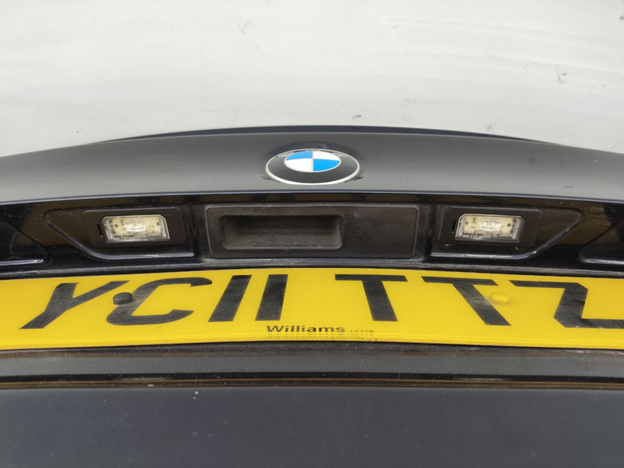 подсветка номера BMW 5 серия F07/F10/F11 F10 2011, 3.0 л., N57 D30 A, дизель, АКПП, carbonschwarz metallic (416), седан, задний привод, правый руль - фото №1