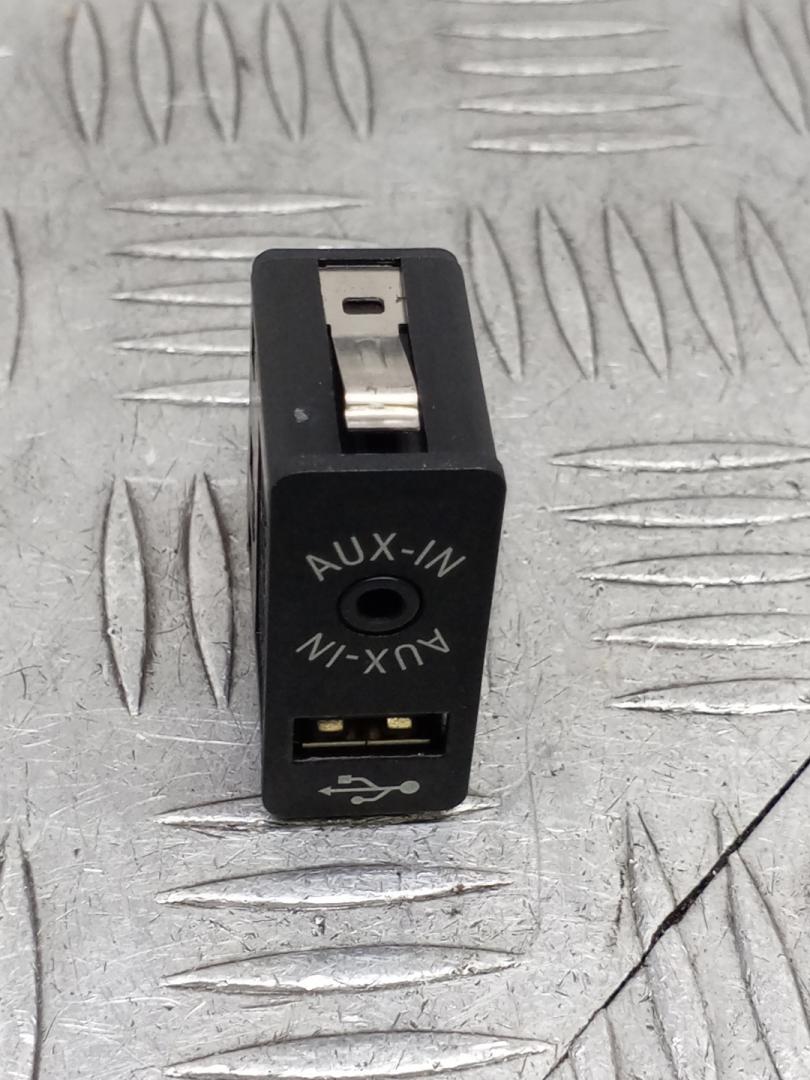 разъем AUX / USB BMW X5 F15 2018, 3.0 л., N57 D30 B, дизель, АКПП, black sapphire metallic (475), внедорожник 5 дв., полный привод, правый руль, 9266607, 84109266607 - фото №1