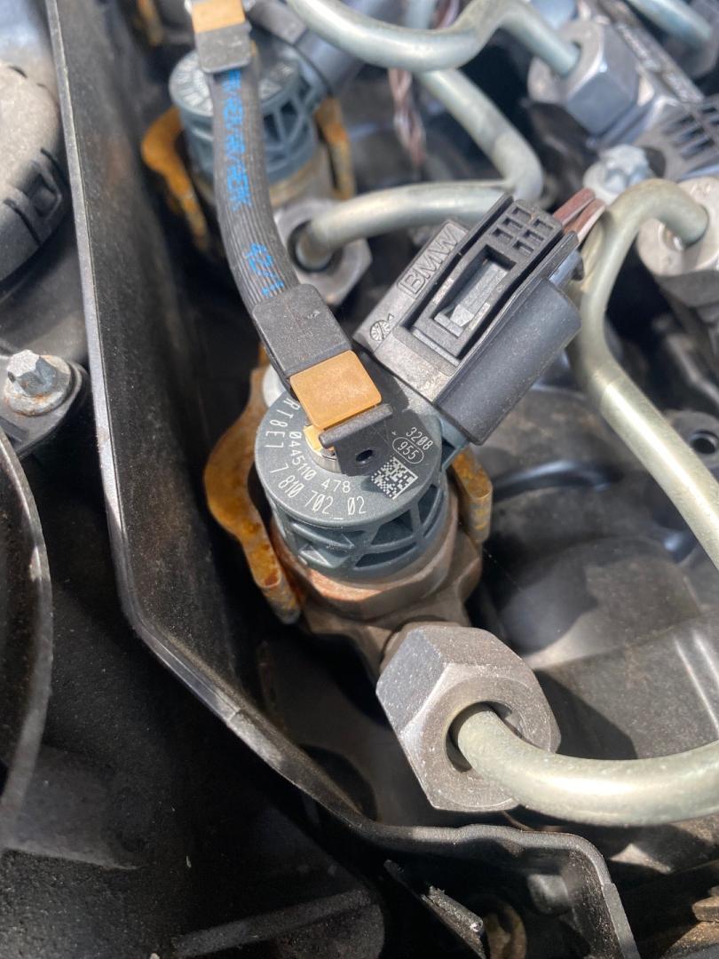 форсунка BMW 1 серия F20/F21 2014, 2.0 л., N47 D20 C, дизель, МКПП, задний привод, 13537810702, 7810702 - фото №1