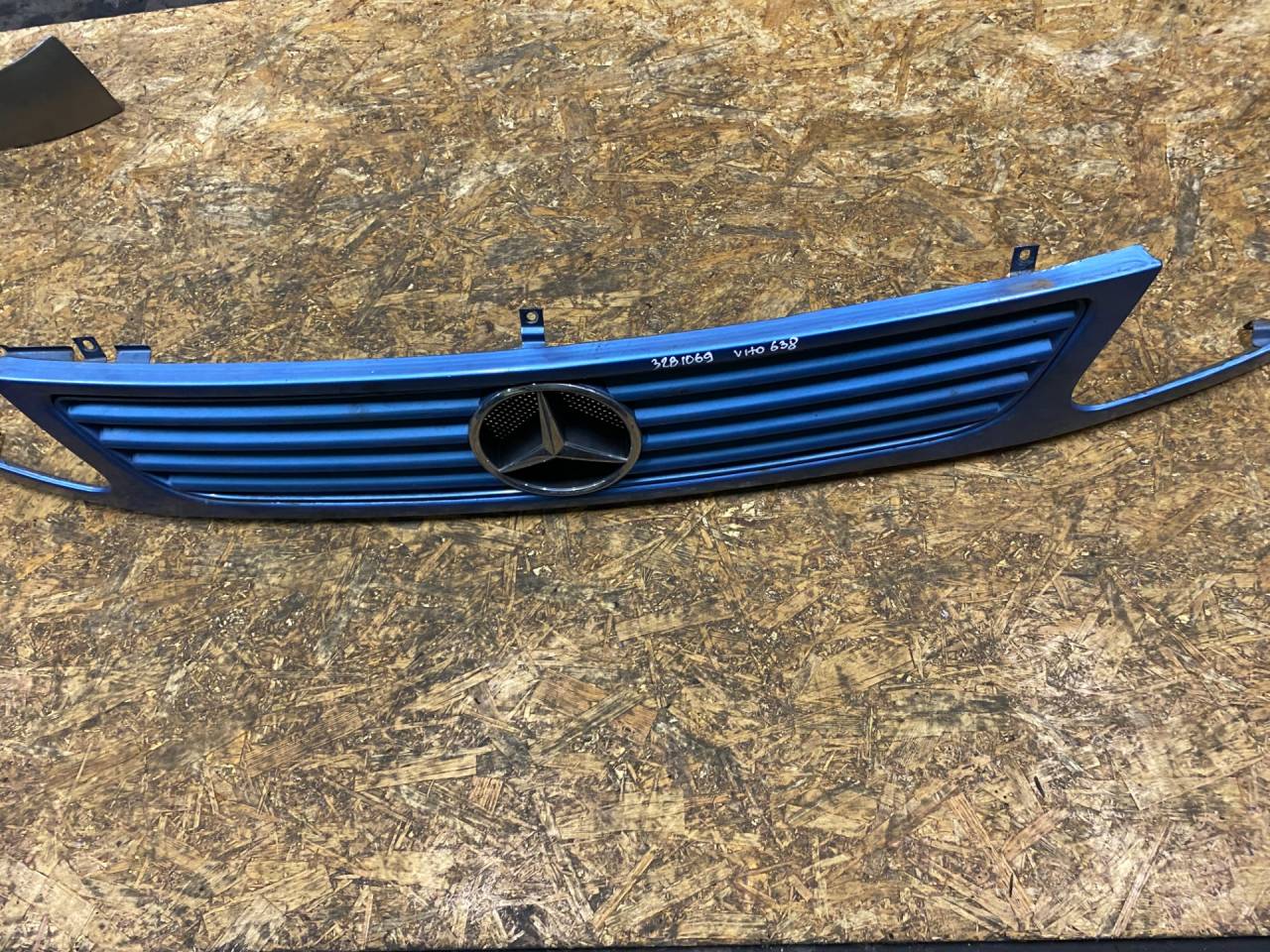 решетка радиатора Mercedes-Benz Vito W638 2000 - фото №1