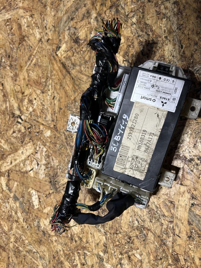 блок предохранителей Mitsubishi Colt 6 поколение (Z20/Z30) 2006, 5WK45103L - фото №1