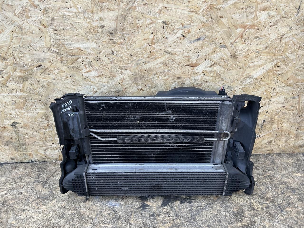 радиатор (основной) Volvo V70 3 поколение 2009, 2.4 л., дизель - фото №1