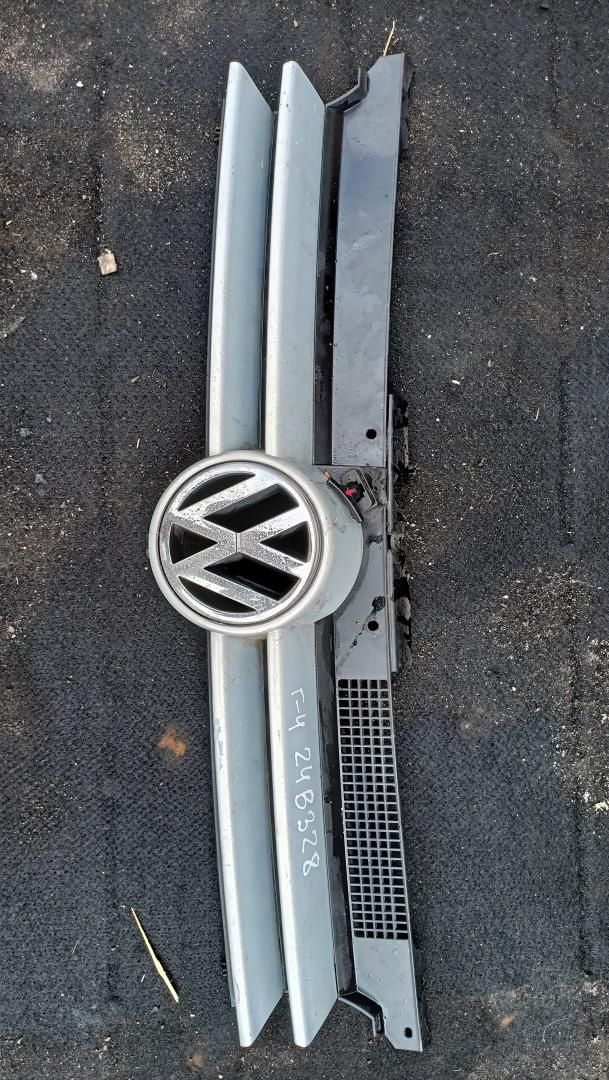 решетка радиатора Volkswagen Golf 4 поколение (1997 - 2006) - фото №1