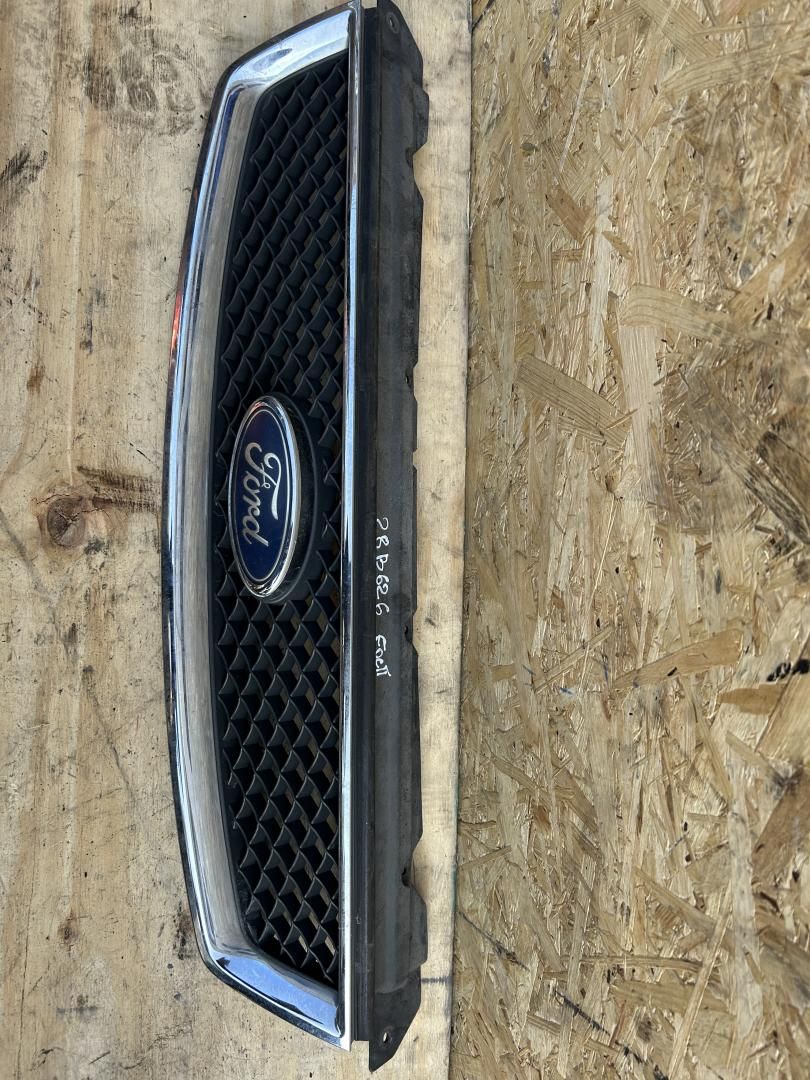 решетка радиатора Ford C-Max 1 поколение 2007 - фото №1