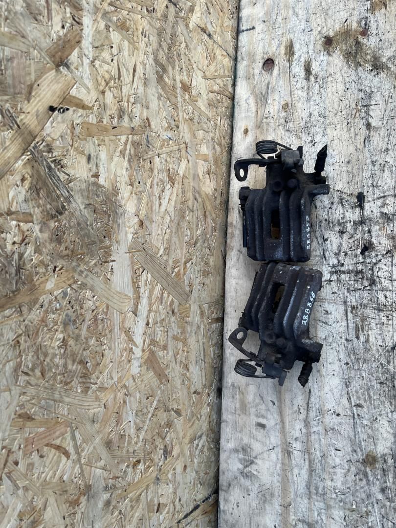 суппорт задний правый Volkswagen Golf 4 поколение 2003 - фото №1