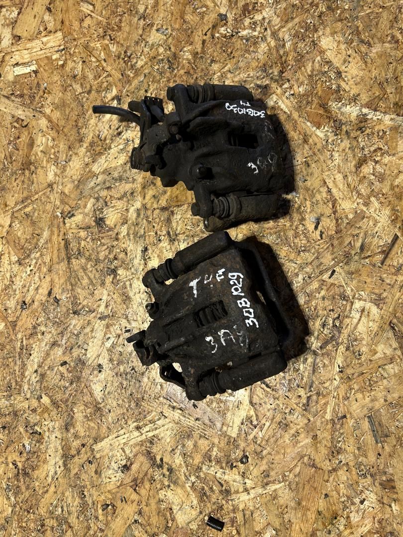 суппорт задний левый Volkswagen Transporter T4 2000 - фото №1