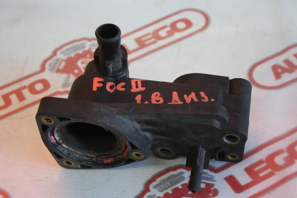 корпус термостата Ford Focus 2 поколение 2007 - фото №1