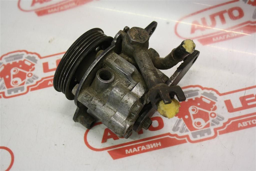 насос гидроусилителя руля Nissan March K11 AK11 1994, 1.3 л., CG13DE, бензин, АКПП, черный, купе, передний привод, правый руль - фото №1