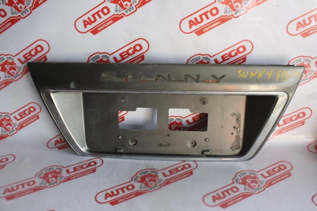 накладка двери (крышки) багажника Nissan Sunny B14 1998, 1.5 л., GA15DE, бензин, АКПП, серый, седан, передний привод, правый руль, 848109M100 - фото №1