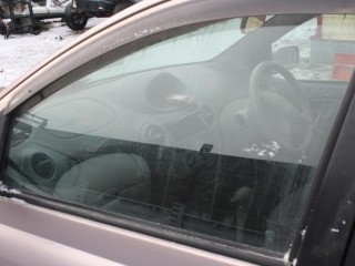 стекло двери передней левой Toyota Platz 1 поколение SCP11 2000, 1.0 л., 1SZ-FE, бензин, АКПП, фиолетовый, седан, передний привод, правый руль