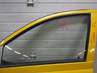 стекло двери передней левой Toyota Echo 1 поколение NCP10 2001, 1.5 л., 1NZ-FE, бензин, АКПП, желтый, седан, передний привод