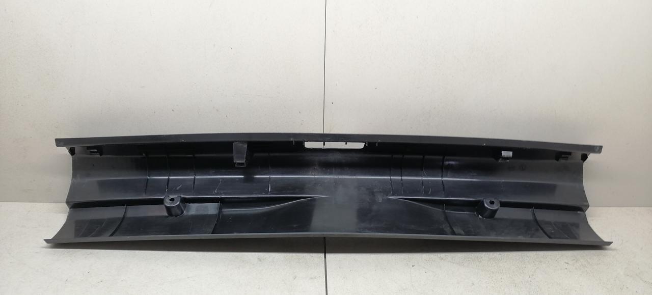 накладка внутренняя на заднюю панель кузова Volkswagen Passat B6 2008, 2.0 л., TDi, CBAB, дизель, 6МКПП, серебристый, универсал - фото №1