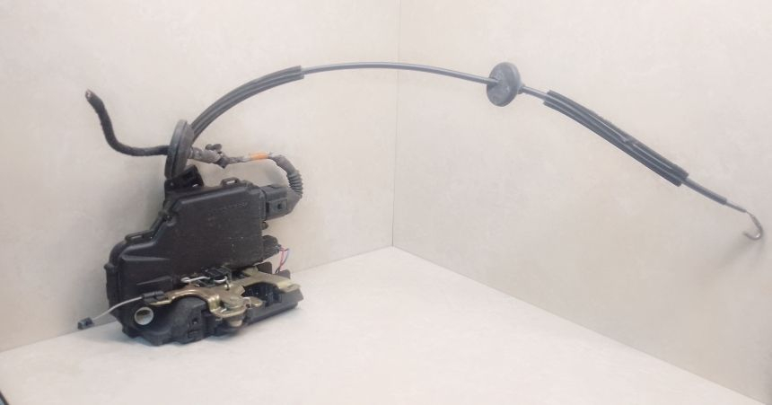 замок двери передней правой Volkswagen Passat B5 3B5 1997, 1.9 л., TDi, AHU, дизель, 5МКПП, серебристый, седан, передний привод, 100973714, 443906102E, 1J0971913 - фото №1