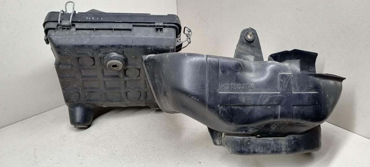 корпус воздушного фильтра Mitsubishi Sigma 1 поколение 1994, 3.0 л., i, 6G72 (DOHC 24V), бензин, 5МКПП, серый металлик, передний привод, MD160794 - фото №1