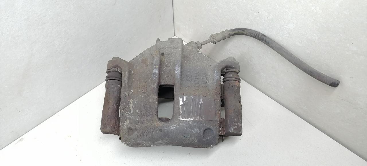 суппорт передний левый Citroen C3 Picasso 1 поколение 2012, 1.4 л., i, бензин, 5МКПП, чёрный - фото №1