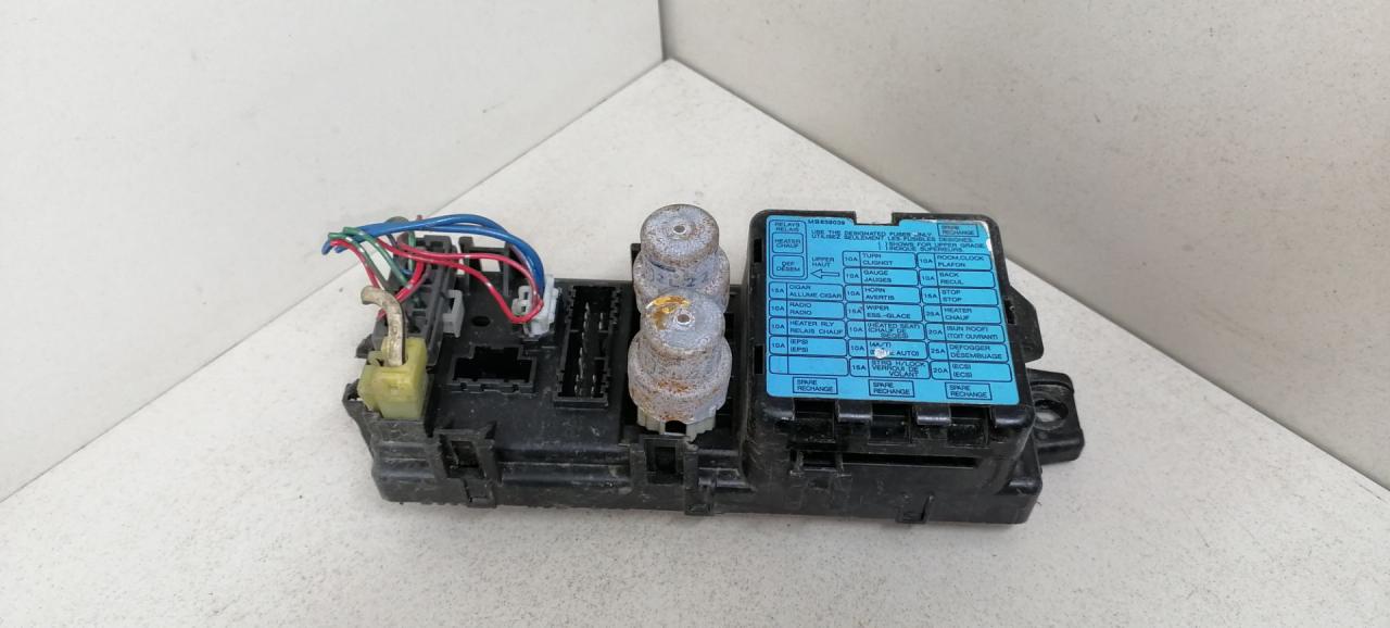 блок предохранителей Mitsubishi Sigma 1 поколение 1994, 3.0 л., i, 6G72 (DOHC 24V), бензин, 5МКПП, серый металлик, передний привод, MB839039 - фото №1