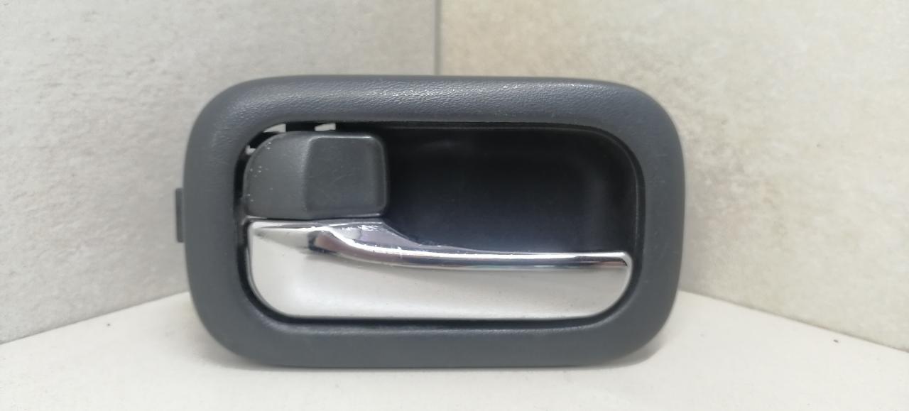 ручка внутренняя передняя левая Nissan X-Trail T30 2004, 2.2 л., DCi, дизель, МКПП, серебристый, внедорожник 5 дв., полный подключаемый привод - фото №1