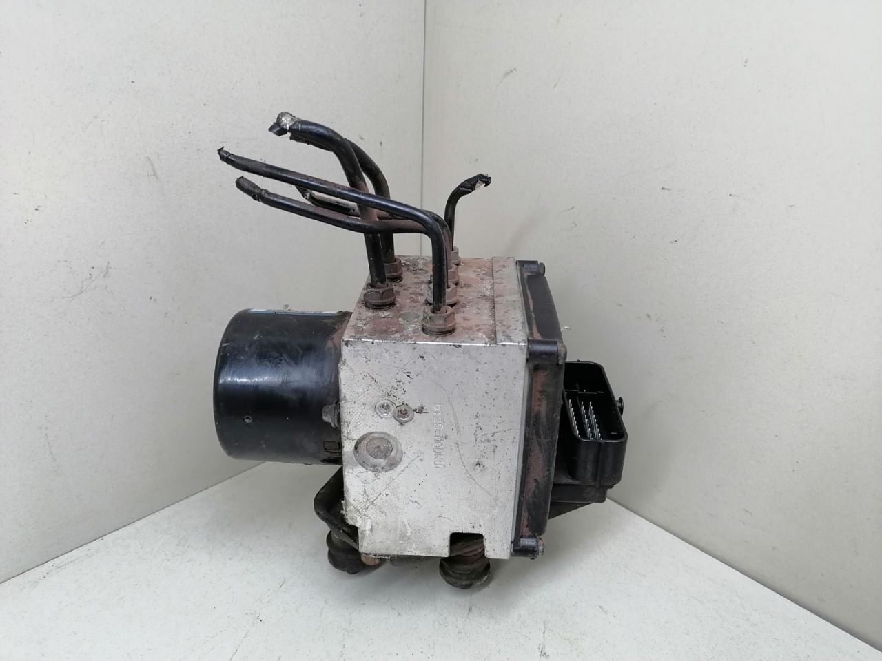 блок ABS Volkswagen Passat B6 2007, 2.0 л., АКПП, серебристый, универсал, передний привод, 3C0614095S, 16332402, 16332502-A - фото №1