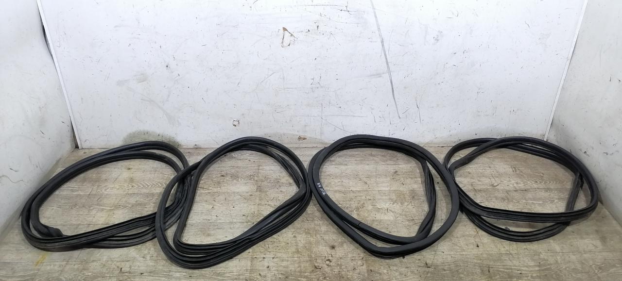 уплотнитель двери Citroen Xantia 1 поколение 1997, 1.9 л., D, дизель, 5МКПП, тёмно-серый металлик, хетчбэк 5 дв., передний привод - фото №1