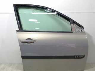 молдинг двери передней правой Renault Megane 2 поколение BM0B 2003, 1.4 л., i, K4J 730, бензин, 5МКПП, серебристый, хетчбэк 5 дв., передний привод, 8200073471