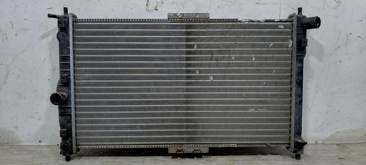 радиатор (основной) Daewoo Lanos T100 1998, 1.3 л., MPI, A13SMS, бензин, 5МКПП, зелёный, хетчбэк 3 дв., передний привод, 96182261 - фото №1