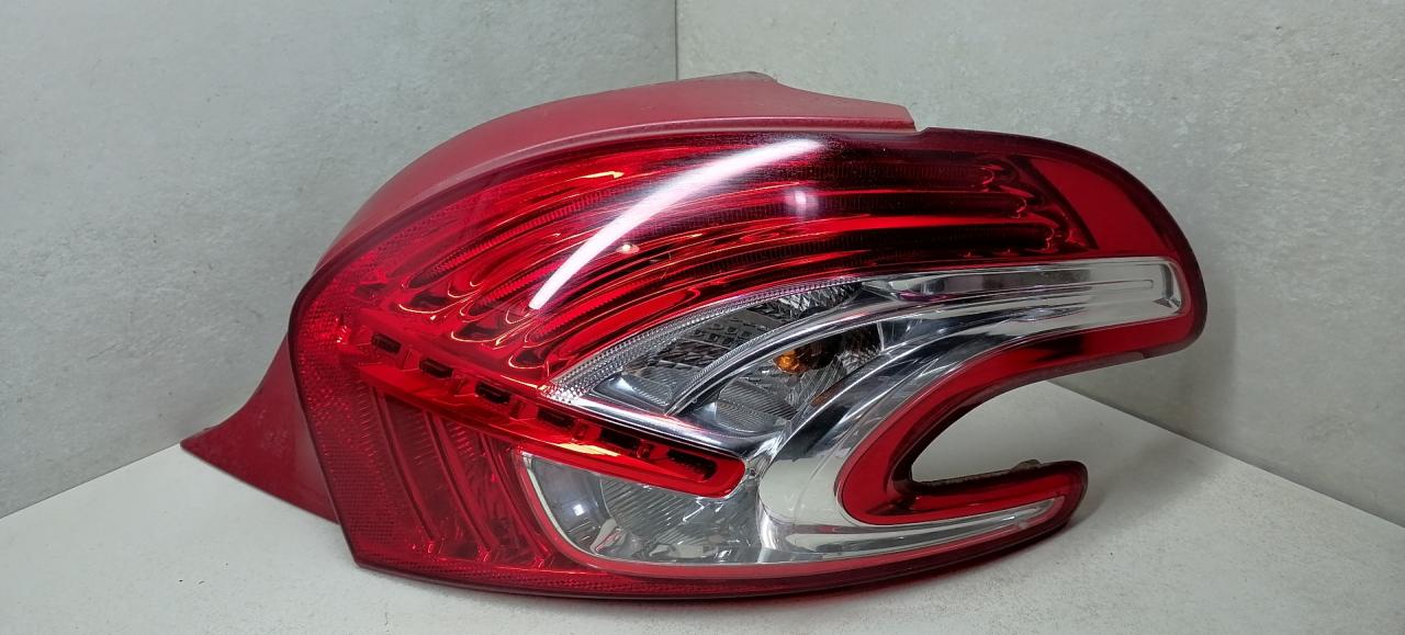 фонарь задний правый Peugeot 208 1 поколение 2013, 1.2 л., i, бензин, 5МКПП, хетчбэк 5 дв. - фото №1