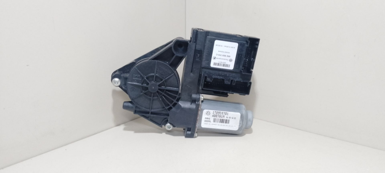 моторчик стеклоподъемника передний левый Skoda Octavia 2 поколение (A5) 2004, 1.9 л., TDi, BJB, дизель, 5МКПП, темно-серый, хетчбэк 5 дв., передний привод, 1K0959793, 1T0959701, 400781M - фото №1